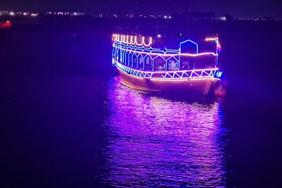 Dubai Marina: Dinner Cruise in a Traditional Boat