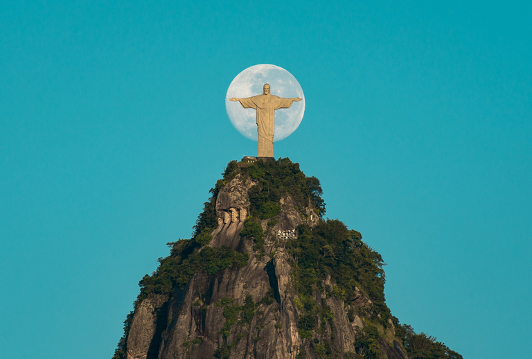 Unique_Moment_with_the_Moon_and_Christ_the_Redeemer_3 (1)